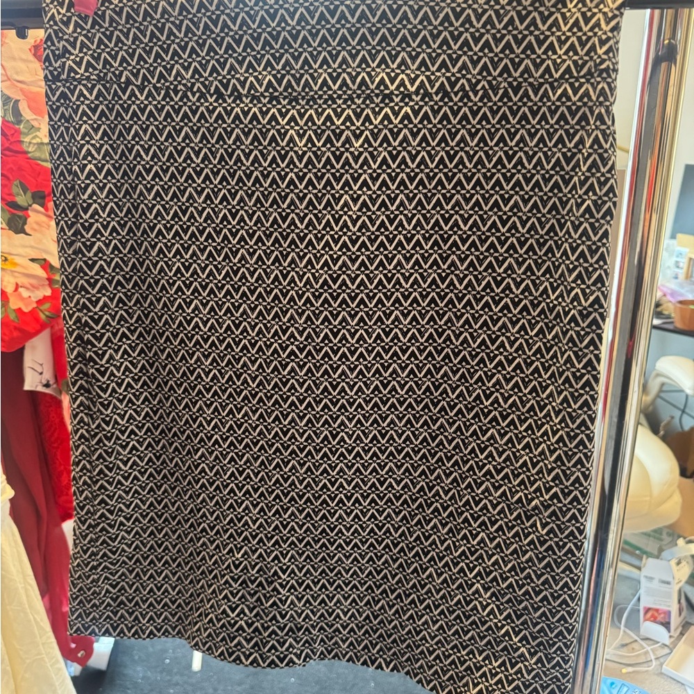Chic Black and White Patterned Pencil Skirt